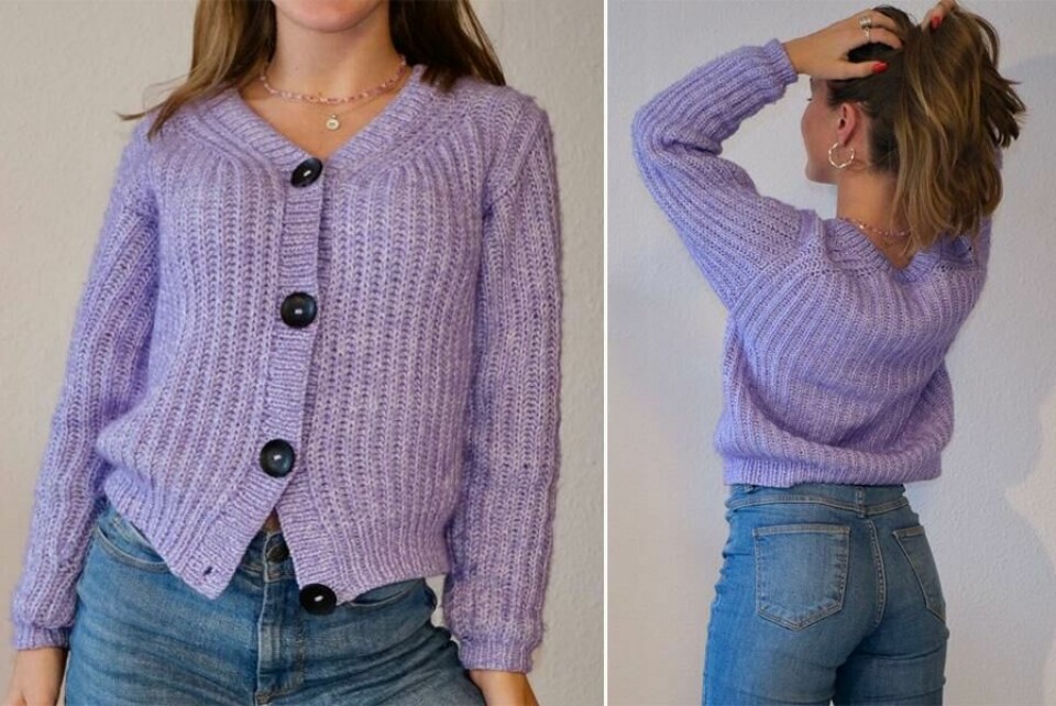 Lavendelfargen som cardiganen opprinnelig er strikket i er svært populære denne sesongen. (Foto: Rito Hobby) To bilder som viser cardigan fra Rito Krea i patentstrikk med store knapper.