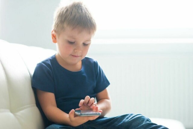 Vi har funnet 3 gode mobilabonnement for barn, og avslører hvilket av de tre som er det billigste mobilabonnementet til barn, det er nemlig gratis! Abonnementene vi nevner er fra Ice, Telia og PlussMobil.