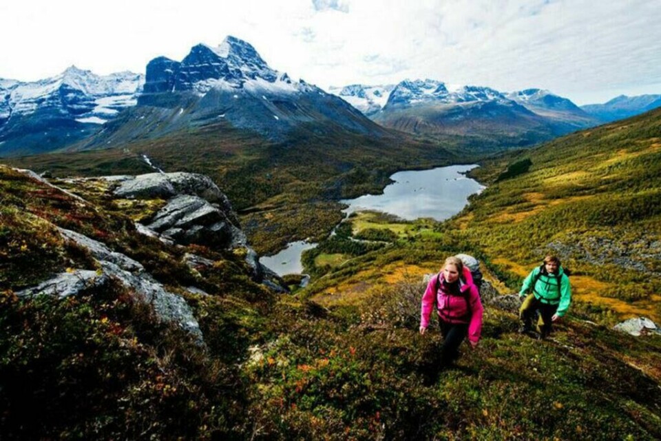 Innerdalen i Sunndal kommune i Møre og Romsdal går for å være Norges vakreste fjelldal. (Foto: Mattias Fredriksson / VisitNorway) To personer på fjelltur i Innerdalen, en av våre anbefalte fjellturer Sunndal, Norge.