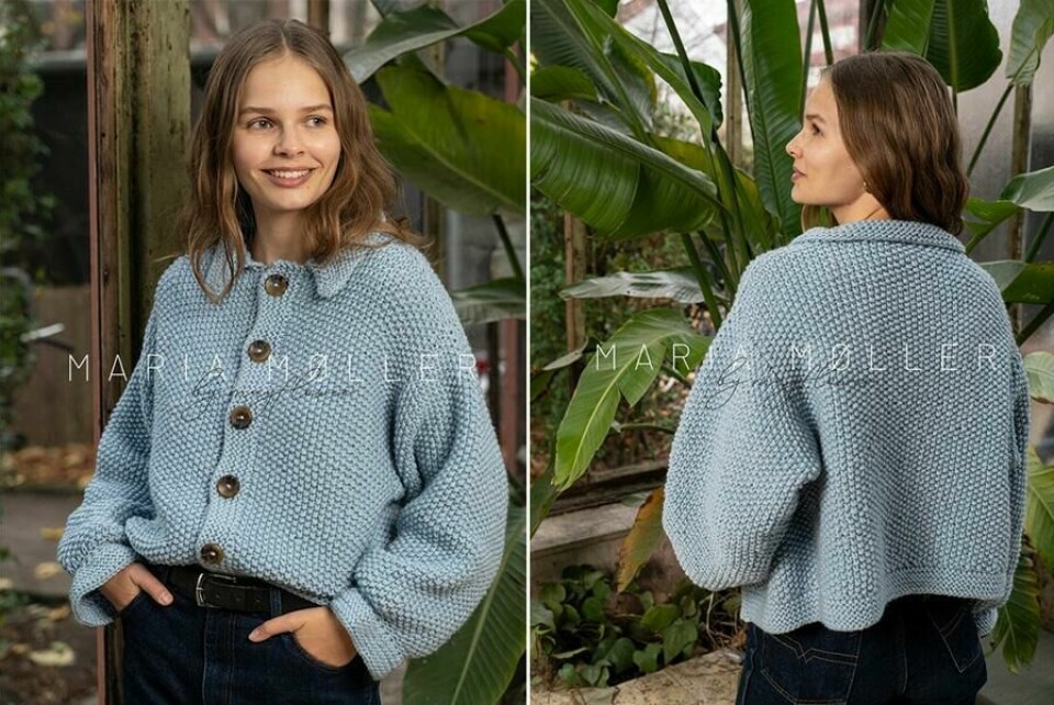 Når du knepper cardiganen helt opp fungerer den som en kul skjorte. (Foto: Mayflower/Rito Hobby) To bilder som viser Ingeborg cardigan strikket i lyseblått garn.