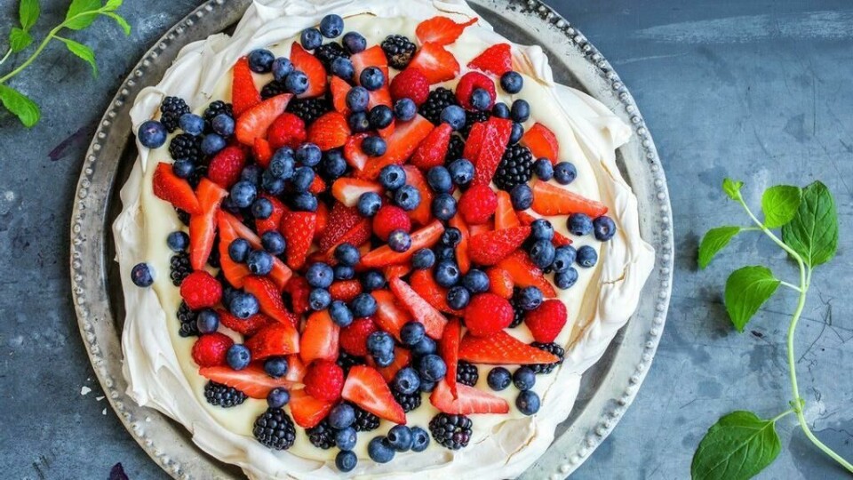 Pavlova passer perfekt i nesten alle anledninger, men smaker ekstra godt om våren og på 17. mai med blå og røde bær.