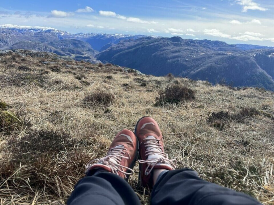 Fra Storafjellet utenfor Vikeså i Bjerkreim kan du se «heila Bjerkrei» som de selv sier. Turen er middels krevende og tar ca 2 timer. (Foto: Cecilie Aasland / ABC Startsiden) Person sitter i gress og lyng med beina strukket ut, iført rødlige tursko med lyse lisser og svarte turbukser. Skoene er robuste og ser godt brukt ut, og de står i kontrast til det tørre, vårpregede terrenget med gult gress og spredte tuer. Solen skinner, og bildet formidler en rolig pause på tur – kanskje på en fjelltopp eller i et åpent landskap. Fra Storafjellet utenfor Vikeså i Bjerkreim kan du se «heila Bjerkrei» som de selv sier. Turen er middels krevende og tar ca 2 timer.