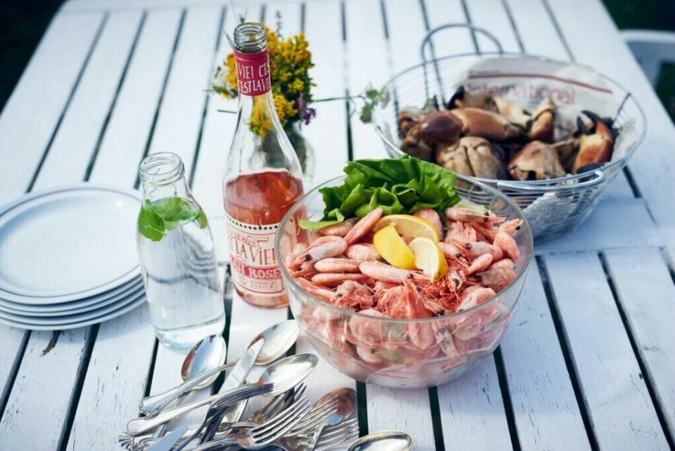 Slik skal et sommerbord se ut, særlig når man tilbringer dagene ved et dansk feriehus. (Foto: Niclas Jessen / VisitDenmark) hyggelig rekefest med vin er typisk ferie i danmark når man er på et feriehus