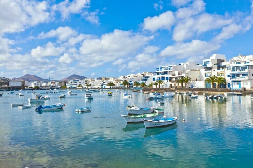 På Lanzarote finner du også vakre Charco de San Ginés er en lagune av naturlig sjøvann i hjertet av hovedstaden, Arrecife. Byen refereres gjerne til som «Atlanterhavets Venezia». (Foto: Apollo) Bilde av havn i byen Charco De San Gines i Lanzarote