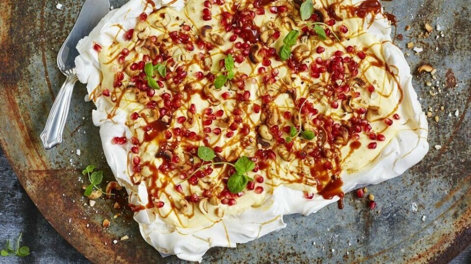 Pavlova i langpanne er perfekt når du skal servere mange. Her er en deilig vri med salt karamell i fyllet.