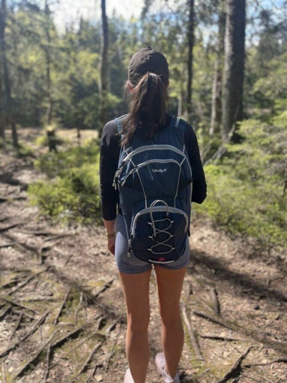 Den beste tursekken er ifølge Torbjørn Høstmark Borge i Pulssonen en sekk som oppfyller akkurat dine ønsker og behov. En person som står på i en skog, foran et tjern, med utsikt over skog og vakker sommer-kledd natur. Damen har på seg en grå tursekk, en blå treningstights, caps og en svart genser. Vi har fått eksperthjelp til å lage en guide på hvordan man velger riktig tursekk, som liten tursekk, mellomstor eller stor. I tillegg forklarer vi forskjellene på tursekk dame vs tursekk til mann, og legger fram populære sekker fra Osprey og Bergans.