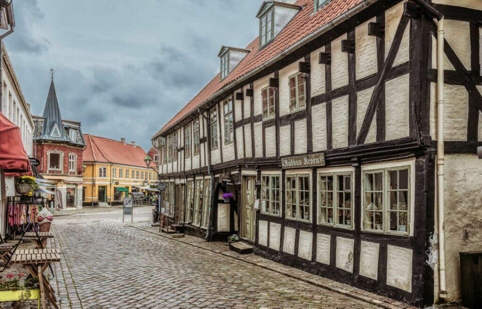 Ebeltoft ligger kun noen få kilometer fra Danmarks nest største by, Århus, og er ofte referert til som en av de vakreste i Danmark. (Foto: Colourbox.com) gatebilde fra Ebeltoft i danmark. ofte referert til som den vakreste byen i danmark