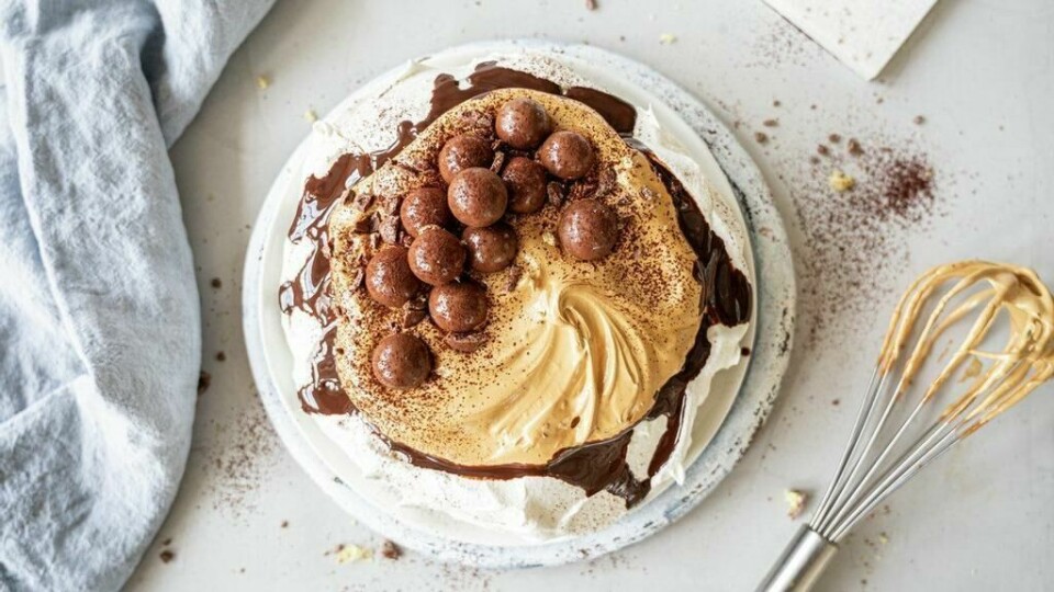 Har du prøvd å lage kaffekrem med pulverkaffe, sukker og varmt vann? Mange elsker den trendy kaffen dalgona, og nå kan du få den som pavlova.