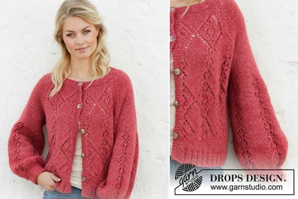 Dette er en cardigan som gjør mye ut av seg og som er strikket i mykt og varmt alpakkagarn. (Foto: Drops Design/Garnstudio.com) Kvinne med lyst hår iført Berrycardigan til venstre og nærbilde av det ene ermet på cardiganen til høyre.