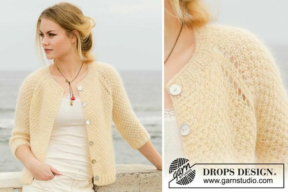 Med 3/4-ermer er dette en cardigan som er fin å bruke over sommerkjoler. (Foto: Drops Design/Garnstudio.com) Kvinne med mørkeblondt hår iført Le Conquet cardigan i lys gul farge til venstre. Nærbilde av perlestrikk-mønsteret på cardiganen til høyre.