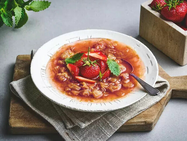 Rabarbrasuppe med jordbær