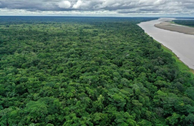 Luftfoto av Amazonas-elven nær Leticia, i Amazonas-departementet, Colombia, 20. november 2020. Bildet viser den frodige regnskogen som omgir elven, med sine enorme grønne områder og rike biologiske mangfold. Foto: Raul Arboleda / AFP. (Foto: Raul ARBOLEDA / AFP)