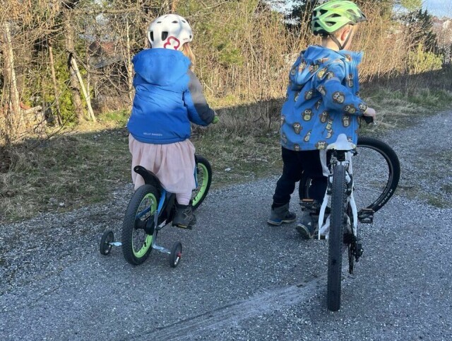 Takket være syklenes popularitet finnes det nå mange forskjellige elsykler til barn på markedet, og både rekkevidde, størrelse, tommer og motorkraft er kriterier man bør vurdere. Vi forteller litt mer om riktig størrelse og valga v elsykkel til barn i forskjellige aldre. (Foto: E-Wheels)