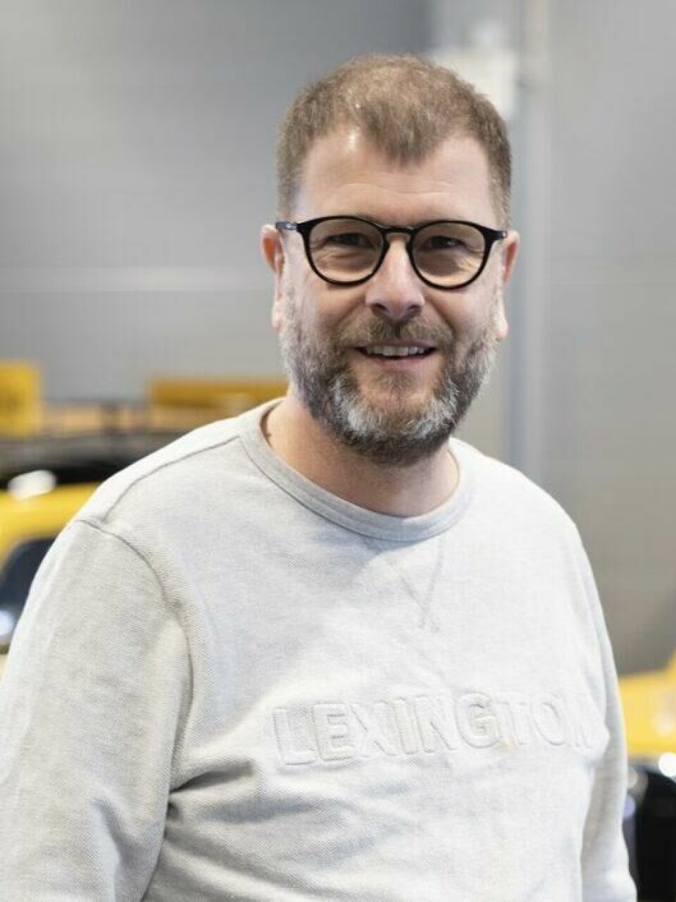 Jan Harry Svendsen forteller om feilen som kan koste deg dyrt ved dekkskifte, og tipser om hva du mp huske., Bilde av Jan Harry Svendsen, rådgiver i NAF. Svendsen forteller om vedlikeholdslader til bilbatteri. Hvordan det brukes, hvem som bør vedlikeholdslade, hvorfor man vedlikeholdslader og hva flatt batteri og startproblemer på bilen skyldes.
