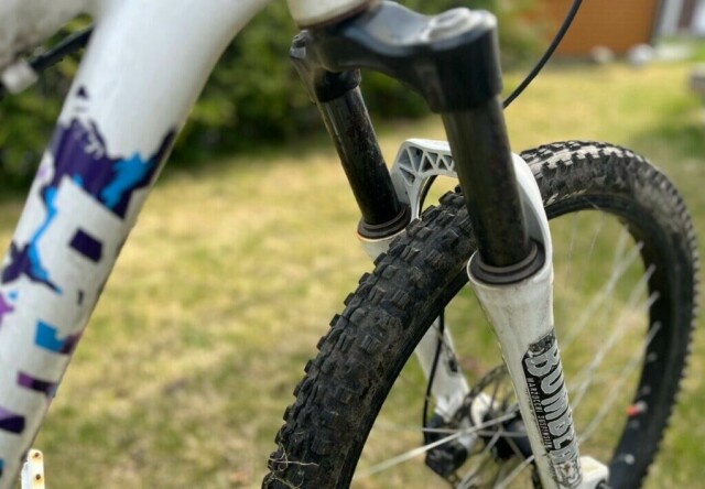 Vet du hva forskjellen på en hardtail-elsykkel og en fulldempet elsykkel er? Vi forklarer hva som kjennetegner en fulldempet elsykkel og når du bør velge en fulldempet over en elsykkel med mindre demping. (Foto: Cecilie Aasland / ABC Startsiden)