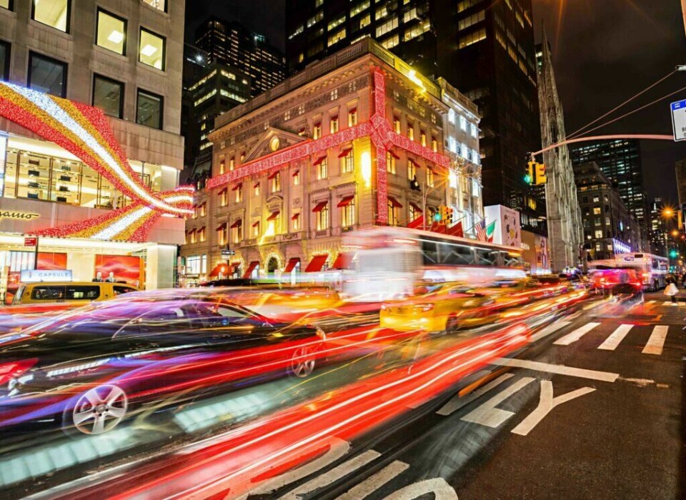 Regn med mye biltrafikk på 5th Avenue i New York. (Foto: Colourbox) trafikk på 5th avenue I New York på kvelden.