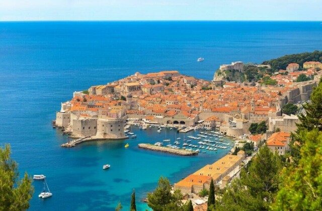 Opptatt av historie og drømmer om å besøke Kroatia? Ja, da er kanskje Dubrovnik byen for deg. Her finner du spektakulære historiske severdigheter som blant annet bymuren og Fort Lovrijenac, som også er å se i suksesserien Game of Thrones. (Foto: Colourbox)