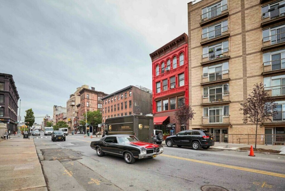 Williamsburg I Brooklyn er stedet å dra for de hippe og kule. På bildet ser du Broadway Street i Williamsburg som ligger i Brooklyn i New York. (Foto: Colourbox)