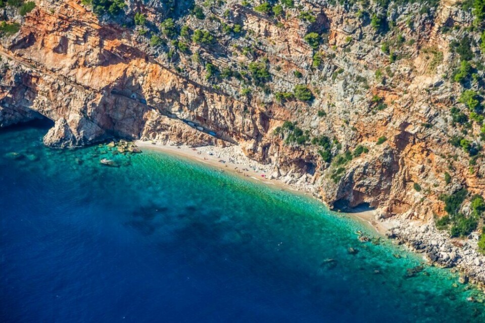 Foretrekker du strandferie kan Dubrovnik by på en rekke vakre strender også. Pasjača er en populær strand som er omringet av krystallklart hav og bratte klipper. (Foto: Juraj Patekar/Wikimedia) Pasjača-stranden som ligger i nærheten til Dubrovnik i Kroatia. Her ser du en avsidesliggende strand omringet av høye klipper og krystallklart hav. Dubrovnik byr på alt fra vakre strender til historiske severdigheter som Fort Lovrijenac, som også har blitt brukt som sett i den populære serien Game of Thrones.
