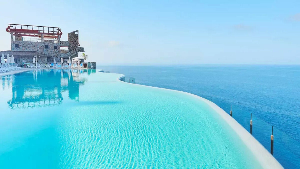 Gloria Palace Amadores Thalasso & Hotel befinner seg på toppen av listen over de mest populære All Inclusive-hotellene på Gran Canaria. (Foto: Hotels.com) Bilde av det krystallblå bassenget med havet i bakgrunn på det populære all inclusive hotellet på Gran Canaria.Gran Canaria er et populært reisemål for nordmenn. Vi har samlet topp 10 All Inclusive-hoteller på Kanariøya, enten du vil til Puerto Rico, Playa Del Ingles, San Agustín eller Maspalomas.