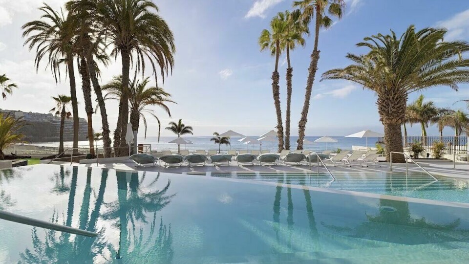Nyt en delig drink i solen eller ta en avslappende tur på spa. Sjekk ut dette lekre hotellet Paradisus by Meliá Gran Canaria. (Foto: Hotels.com) Bilde av det lekre bassengområdet på Paradisus by Meliá Gran Canaria. Hotellet ligger som nummer 2 som beste All Inclusive hotell på Gran Canaria.Gran Canaria er et populært reisemål for nordmenn. Vi har samlet topp 10 All Inclusive-hoteller på Kanariøya, enten du vil til Puerto Rico, Playa Del Ingles, San Agustín eller Maspalomas