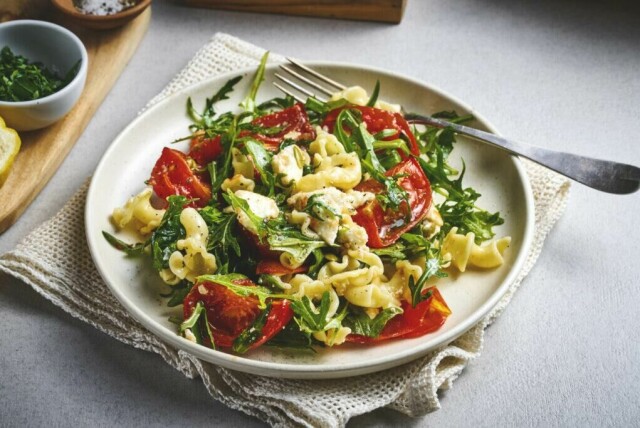 Oppskrift på hjemmelaget pastasalat med bakt tomat