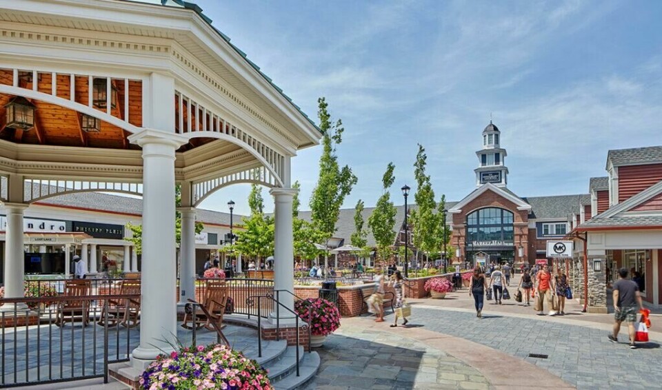 To timer unna Manhattan med buss ligger Woodbury Outlet. Her er det over 200 outlet butikker hvor du kan gjøre et knakende godt kjøp. Woodbury outlet utenfor New York. Å reise hit med buss tar cirka to timer.