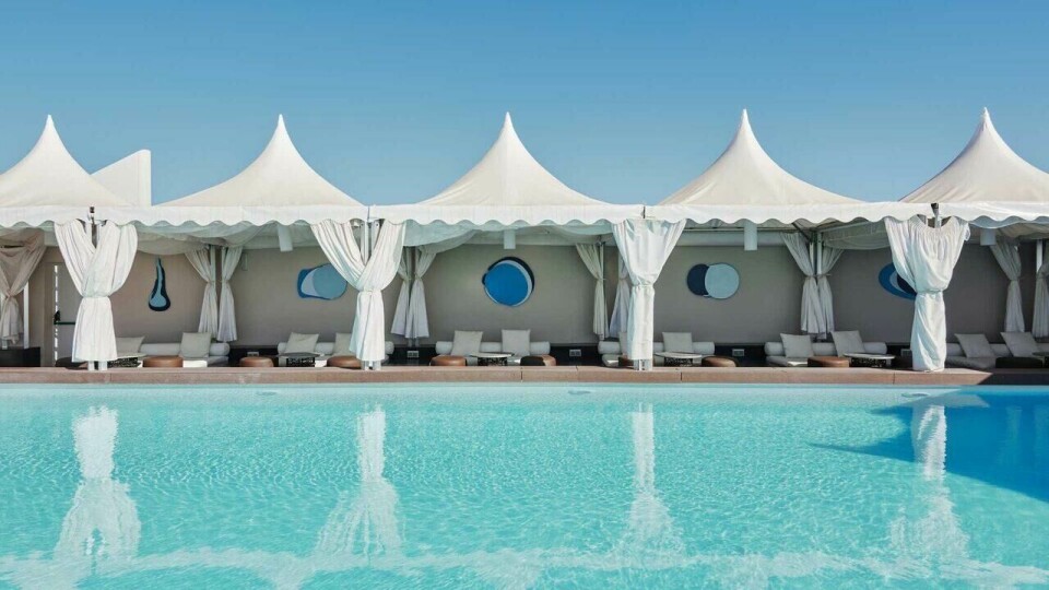 Få hvilepuls i en av solteltene til Gloria Place San Agustin Thalasso & Hotel. (Foto: Apollo) Bilde av solsenger på takterrassen til Gloria Place San Agustine. Hotellet er på listen over topp ti all inclusive hoteller på Gran Canaria.Gran Canaria er et populært reisemål for nordmenn. Vi har samlet topp 10 All Inclusive-hoteller på Kanariøya, enten du vil til Puerto Rico, Playa Del Ingles, San Agustín eller Maspalomas.