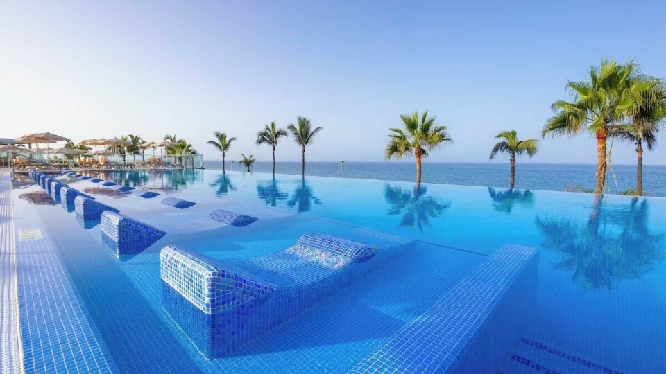 Nyt et deilig og avslappende bad med fantastisk utsikt i et av de 6 ulike bassengene på Riu spa og hotell (Foto: Hotels.com) Bilde av basseng området på Hotel Riu på Gran Canaria. Her kan du nyte et deilig bad med fantastisk utsikt i et av de 6 ulike bassengene.Gran Canaria er et populært reisemål for nordmenn. Vi har samlet topp 10 All Inclusive-hoteller på Kanariøya, enten du vil til Puerto Rico, Playa Del Ingles, San Agustín eller Maspalomas.