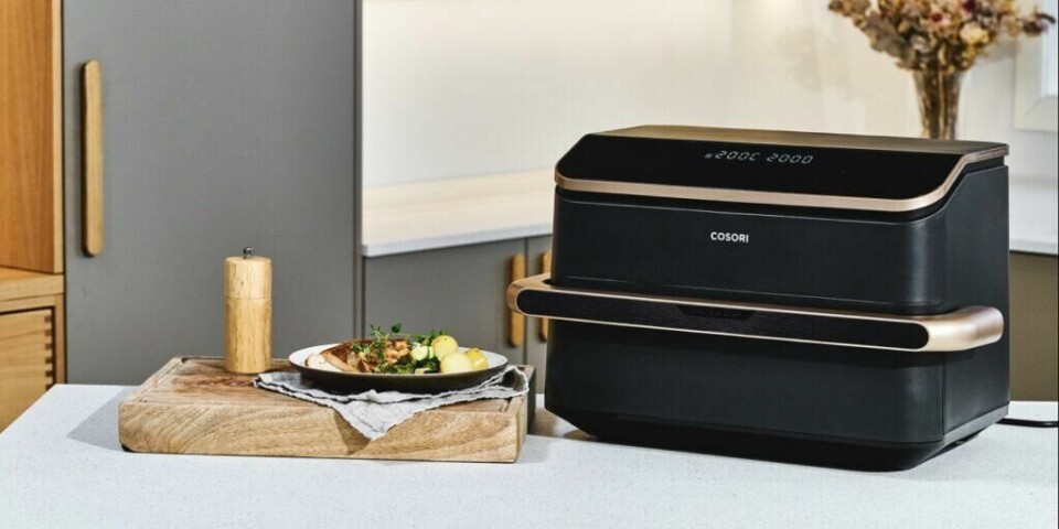Det første du bør tenke på er kapasiteten. Størrelsen på en airfryer måles vanligvis i liter og avhenger av hvor mange personer du lager mat til. (Foto: Foodie.no) Stilig Cosori airfryer i et moderne kjøkkenmiljø – Den innovative Cosori Dual Blaze airfryeren med dobbelt varmeelement gir perfekt sprø og saftig mat. Oppdag sunnere matlaging med denne kraftige og brukervennlige airfryeren. Ideell for deg som vil ha raske og smakfulle måltider med minimal bruk av olje. Perfekt til kjøkken med stilrent design
