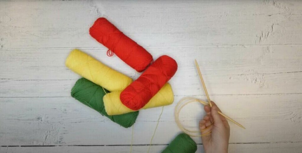 Kjøp rødt, grønt og gult garn for å få Kvikk Lunsj farger på sokkene. Foto: ABC Brand Studio (Foto: ABC Brand Studio) Kjøp rød, grønn og gult garn til denne strikkeoppskriften for å få Kvikk Lunsj fargene på sokkene, bilde va strikkepinner og garn.