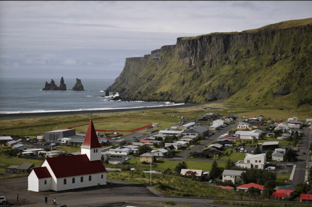 Landsbyen Vík i det sørvestlige Island, fotografert 13. august 2024. Området er truet av flommer fra isbreer dersom vulkanen Katla skulle få utbrudd. Foto: Stoyan Nenov / Reuters. (Foto: REUTERS/Stoyan Nenov To)