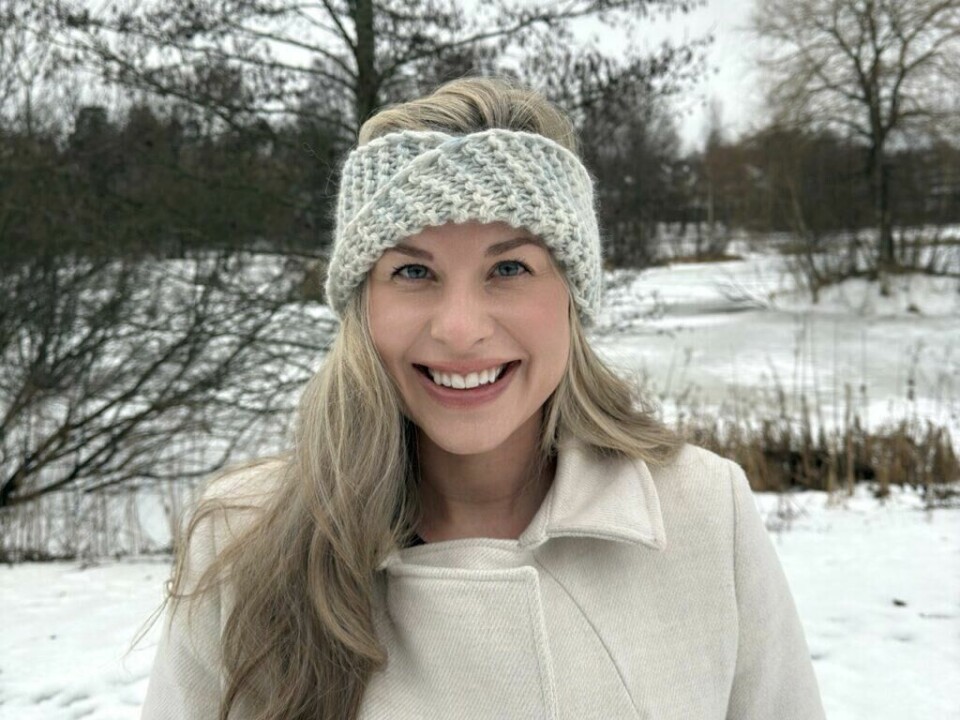 Hold varmen med det elegante pannebånd 'twist' – enkelt å lage og perfekt for vinteren! (Foto: Aurora Lange/Kreative ideer) 'Kreativ enkel, strikk med Aurora og Miriam' En e-bok med enkle strikkeoppskrifter – perfekt for deg som vil lære å strikke eller bruke opp restegarnet ditt! Smilende kvinne iført et håndstrikket pannebånd i lysegrått garn med flettemønster. Pannebåndet gir både varme og et stilig preg, og kvinnen står ute i et vinterlandskap med snø og trær i bakgrunnen. Dette er et praktisk og vakkert tilbehør til kalde dager, som kan strikkes raskt.