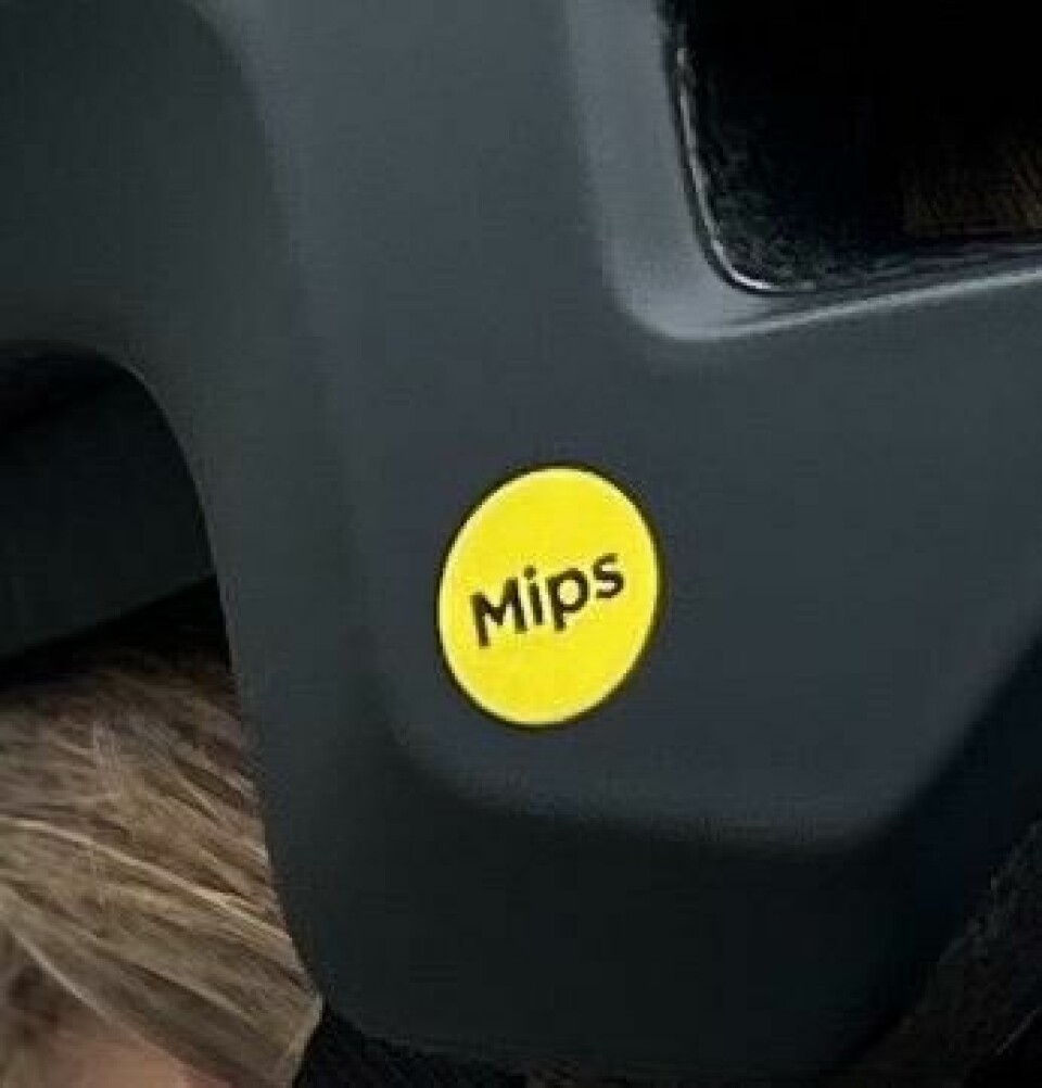 Sykkelhjelm med MIPS Nærbilde av en sort sykkelhjelm som har et gult, rundt klitremerke som indikerer at sykkelhjelmen har MIPS. Vi har snakket med spesialrådgiver i Trygg Trafikk, Ann-Helen Hansen, som forklarer hvordan man velger riktig sykkelhjelm.