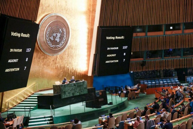 A screen shows the results of the vote on the resolution entitled 'Peaceful settlement of the question of Palestine' at the General Assembly 46th plenary meeting on December 3, 2024, at the UN headquarters in New York City. (Photo by Kena Betancur / AFP) (Foto: Photo by Kena Betancur / AFP)
