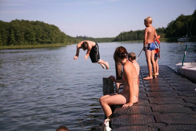 Trenger du tips til gratis eller billige ting å gjøre for barna i sommerferien, har vi 30 gode tips til deg i denne artikkelen. (Foto: Colourbox)