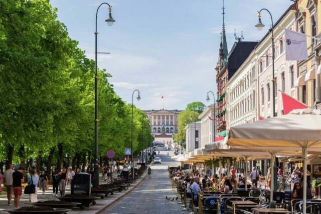 På en solskinnsdag yrer Karl Johan av folkeliv, her med flere av gatens populære restauranter, og slottet i bakgrunnen. (Foto: VisitOSLO/Didrick Stenersen)