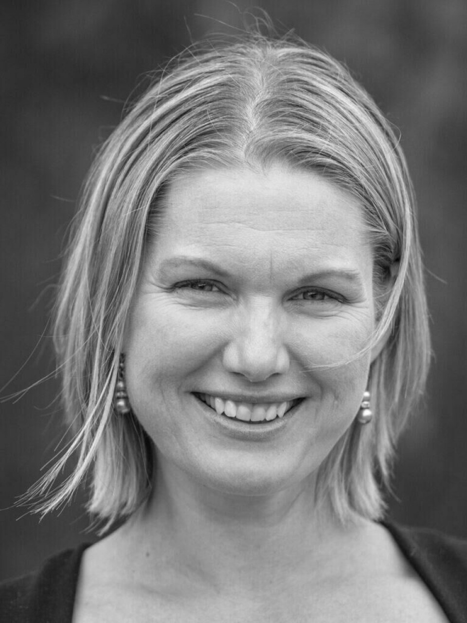 Solfrid Bratland-Sanda er professor i idrettsvitenskap, fysisk aktivitet og helse ved Universitetet i Sørøst-Norge. Dette bildet er et svart-hvitt portrett av en smilende kvinne med skulderlangt, rett hår. Hun har et vennlig uttrykk, og øynene hennes utstråler varme. Hun har på seg en mørk topp med en åpen halsutringning og enkle, elegante øredobber. Bakgrunnen er uskarp, noe som gir bildet en myk og profesjonell stil, med fokus på kvinnens ansikt og uttrykk. 10 000 skritt om dagen, eller hvor mange skal man egentlig gå? Vi spurte ekspertene hvordan bevegelse påvirker sykdommer og mental helse.