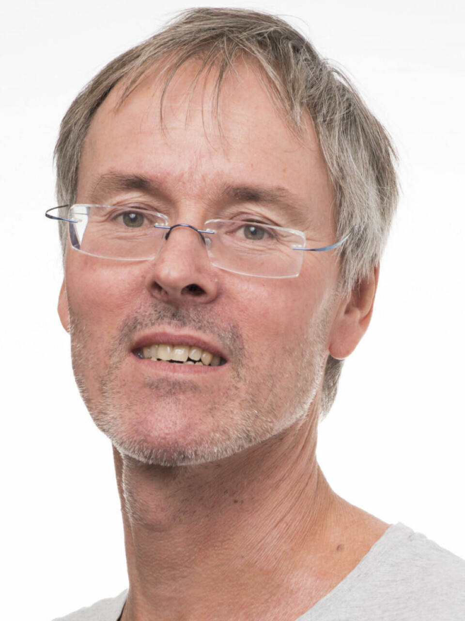 Sigmund Alfred Anderssen er professor i fysisk aktivitet og helse ved Institutt for idrettsmedisinske fag ved Norges idrettshøgskole (NIH). Dette bildet viser en middelaldrende mann med, kort grålig hår og lett skjeggvekst. Han har på seg en lys grå t-skjorte og rektangulære briller med tynn metallramme. Mannen har et avslappet uttrykk med en litt åpen munn og et blikk som er rettet mot kameraet. Bakgrunnen er helt hvit, noe som gir bildet et rent og profesjonelt preg. 10 000 skritt om dagen, eller hvor mange skal man egentlig gå? Vi spurte ekspertene hvordan bevegelse påvirker sykdommer og mental helse.