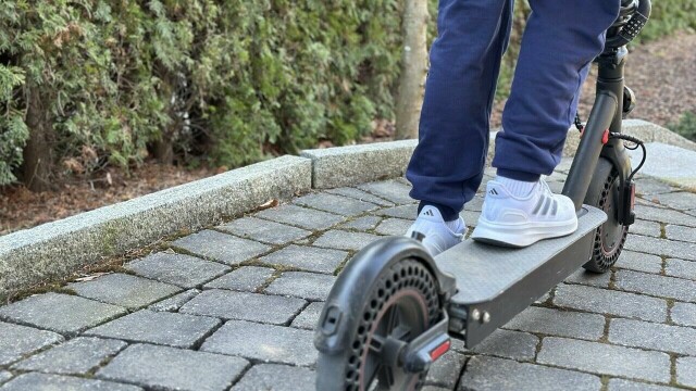 En rimelig el-sparkesykkel i bruk – perfekt for hverdagsbruk og kortere turer. Flere modeller under 10 000 kroner gir god rekkevidde og komfort