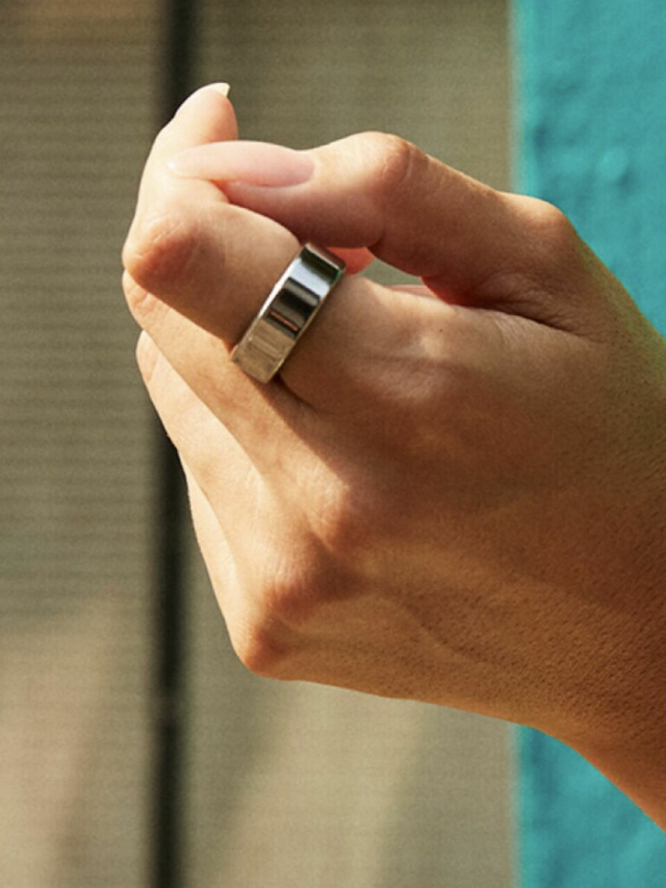 Oura sin smartring er både best i test og endelig å få tak i i Norge. Og det før smartringene Galaxy ring fra Samsung og Apple sin smartring er tilgjengelige. Bilde av en damehånd med en oura smart ring i sølv på pekefingeren. Oura sin smartring er både best i test og endelig å få tak i i Norge, og det før smartringene Galaxy ring fra Samsung og Apple sin smartring er tilgjengelige eller lansert. Vi forteller deg det du må vite om hva en smartring er, hvilke funksjoner du kan forvente og hvilke typer smartringer som allerede finnes på markedet!