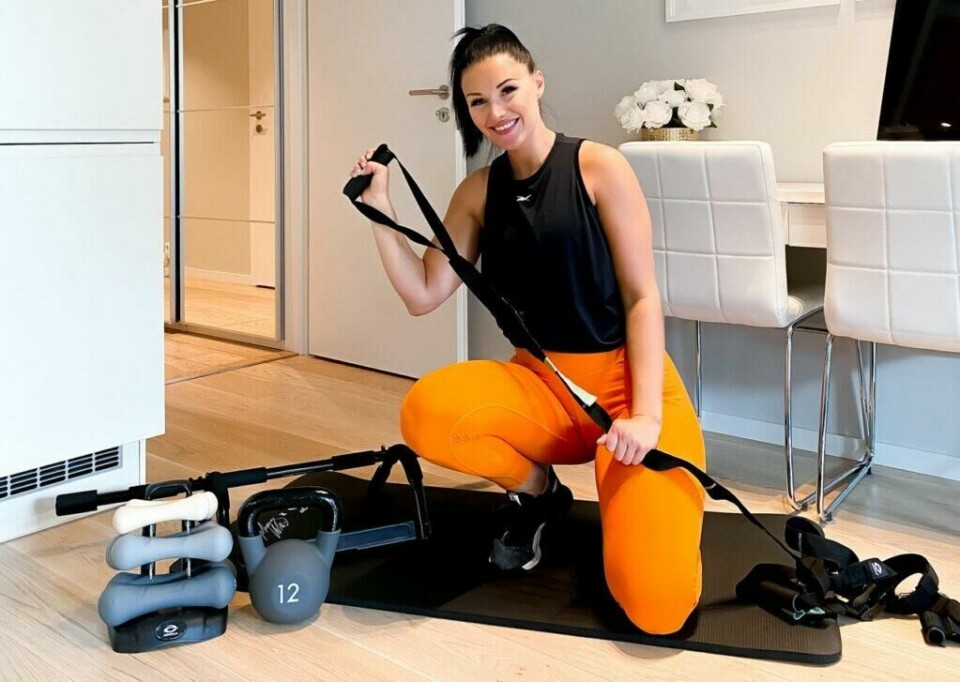Stine Dahl fra X-life er selv langt fra fremmed fra å skulle trene hjemmefra, snarere tvert imot. Hun gir oss sine beste råd rundt hjemmetrening. (Foto: X-life) Bilde av Stine Dahl fra X-life på matte på gulvet. Stine forklarer rundt hjemmetrening.