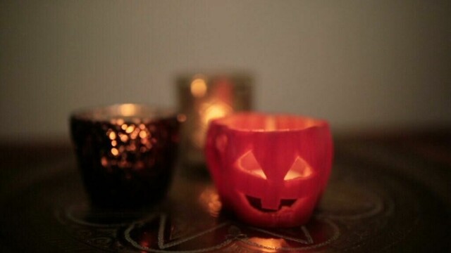 Paprika-lykt med halloween-motiv, sammen med tente telysholdere. (Foto: Kreative Ideer/ Aurora Lange)