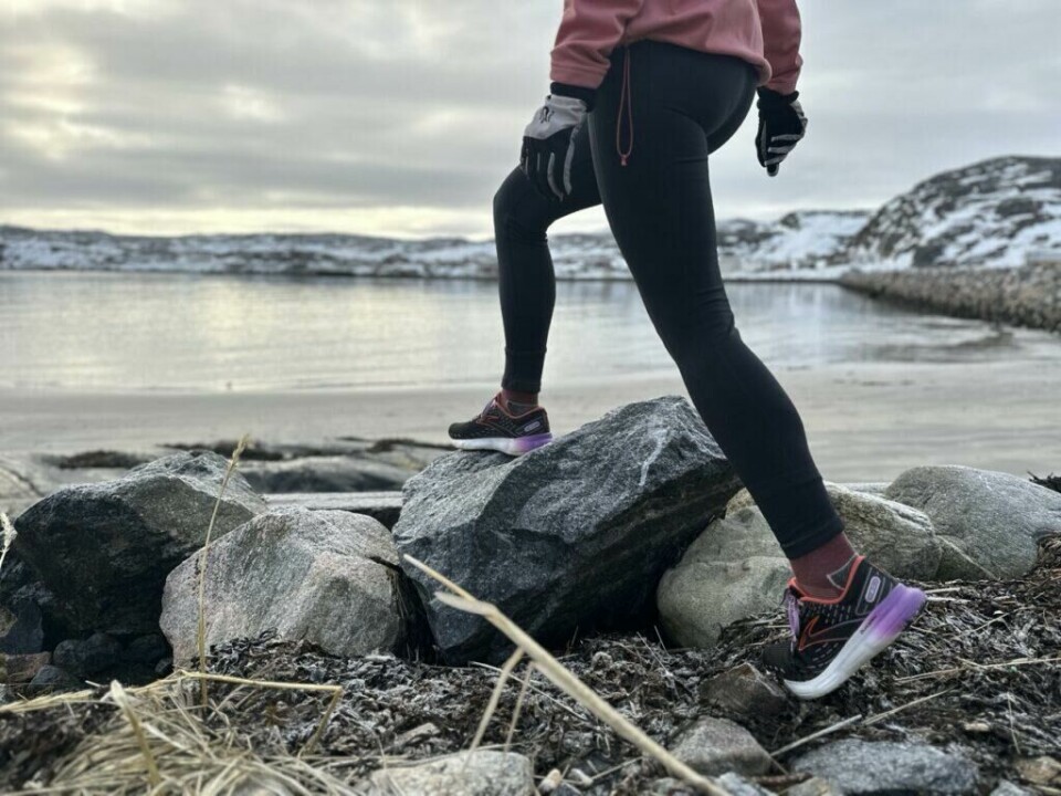 Bratland-Sanda forteller at vi ikke bare kan se på antall skritt, vi må også se på intensitet. Hvis intensiteten er moderat til høy, for eksempel ved gåing i motbakke, så ser det ut til at for eksempel 5000-8000 skritt om dagen kan ha god effekt på flere helseparametre. (Foto: Mari-Ann Greiner Green) Dette bildet viser en person som beveger seg over steiner i et vinterlig kystlandskap. Bildet er tatt fra lav vinkel og fokuserer på bena og føttene til personen, som er iført svarte treningstights, en rosa jakke og hansker. Personen har på seg løpesko med lilla detaljer og ser ut til å navigere et ujevnt og utfordrende terreng. I bakgrunnen sees en rolig strand med vann som speiler den overskyede himmelen. Området er omgitt av snødekte åser, noe som gir en kald og frisk atmosfære. Det tørre gresset og tangen i forgrunnen tyder på at dette er en naturlig kyststi, og bildet illustrerer betydningen av fysisk aktivitet i naturen, selv under vinterlige forhold. 10 000 skritt om dagen, eller hvor mange skal man egentlig gå? Vi spurte ekspertene hvordan bevegelse påvirker sykdommer og mental helse.