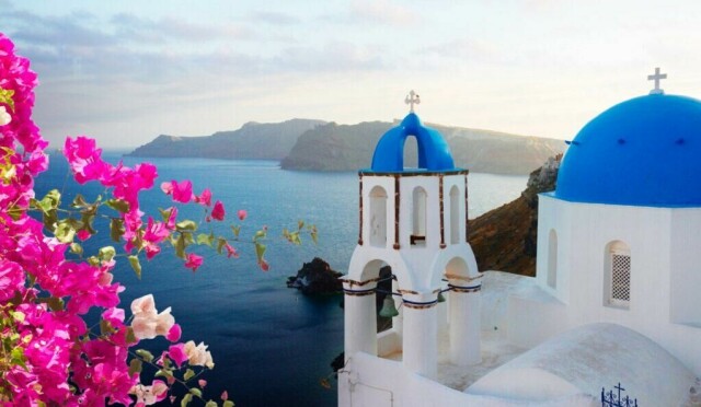 Drøm deg bort til den greske øya Santorini. Vi gir deg fem ting du bør se og oppleve, samt avslører hvilket hotell på Santorini som er kåret til det beste. (Foto: Colourbox)
