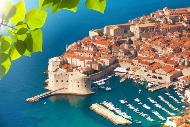 Den vakre gamlebyen i Dubrovnik har fortjent fått kallenavnet Adriaterhavets perle. Den kom på UNESCOs verdensarvliste i 1979. Her bor det 43 000 innbyggere.