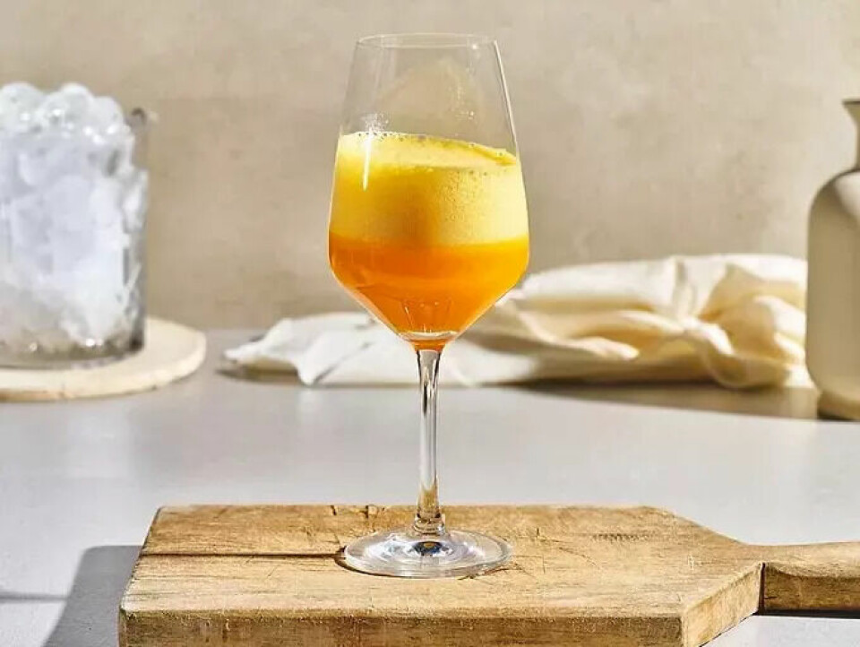 Mimosa er verdens enkleste drink å lage, likevel er den nydelig en varm sommerdag. (Foto: Foodie) Oppskrift på drinken mimosa. En oransje drink.