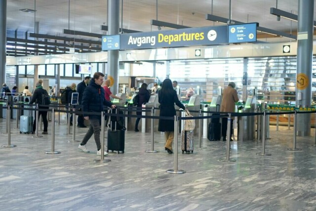 130 000 nordmenn skal reise med fly på årets mest travle hjemreise-dag. Det kan med andre ord være lurt å forberede seg på lange køer i sikkerhetskontrollen på Gardemoen. Vi snakket med Avinor som fortalte vilken dag det er, samt hvilke dager du heller bør velge. (Foto: Terje Pedersen / NTB)