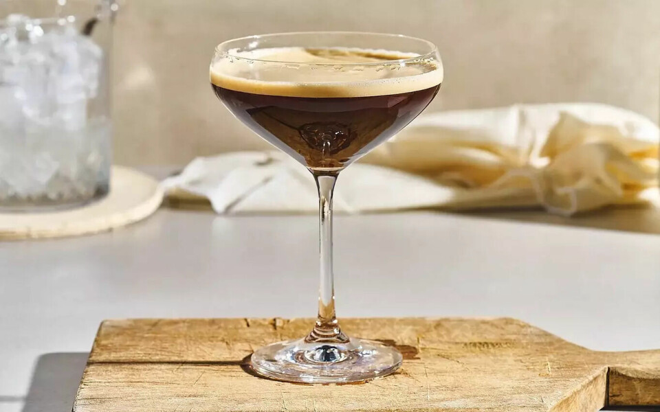 Hold deg våken hele kvelden med en nydelig Espresso martini. (Foto: Foodie) oppskrift på espresso martini. Brun drink med kaffe.
