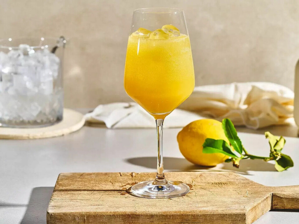 Lyst på en drink som smaker Italia? Her er oppskriften på Limoncello spritz. (Foto: Foodie) Limoncello spritz, oppskrift på italiensk drink.